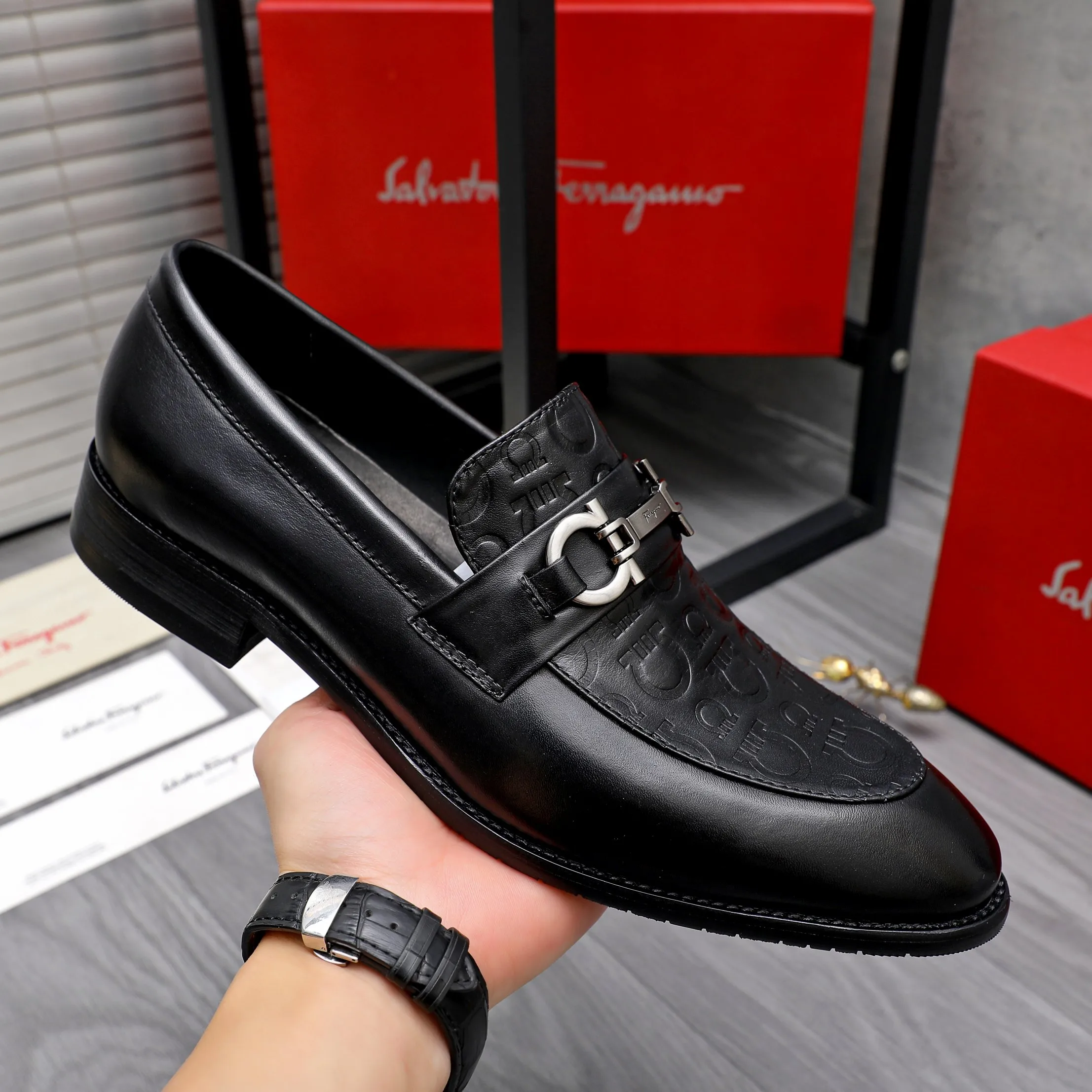 Men's shoes 💰480 Product trademark: Ferragamo " Ferragamo ] Business slip-on leather shoes Regular size: 39-44 Product materials: Selected high-quality embossed cowhide upper, cowhide lining, original outsole
